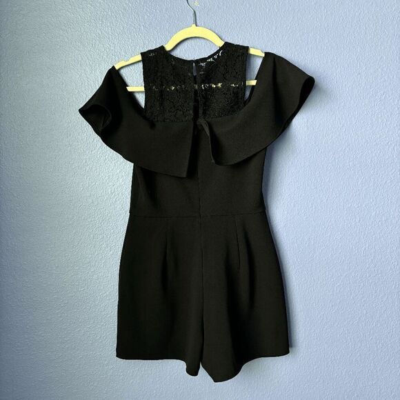 Women's Express Romper Off Shoulder Black Lace Neckline Shorts Size 6 Back Zip - Picture 2 of 7